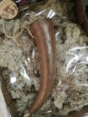  CUERNO RESINA CON CUERDA 2 UNI 25CM 