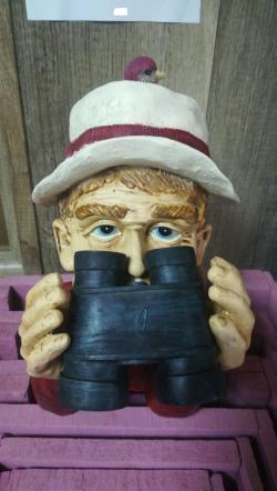  HOMBRE CON PRISMATICOS 